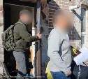 Сисадмина транспортного предприятия задержали на Сахалине за легализацию мигрантов