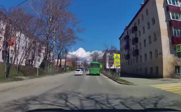 "Чего, ***?!": лютующий на корсаковских дорогах таксист попал на видео 