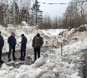 Специальная комиссия в Долинском районе обследовала многоэтажку, подвал которой топят талые воды