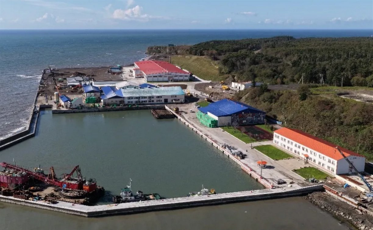 Глава Росрыболовства прибыл на Сахалин и посетил рыбзавод