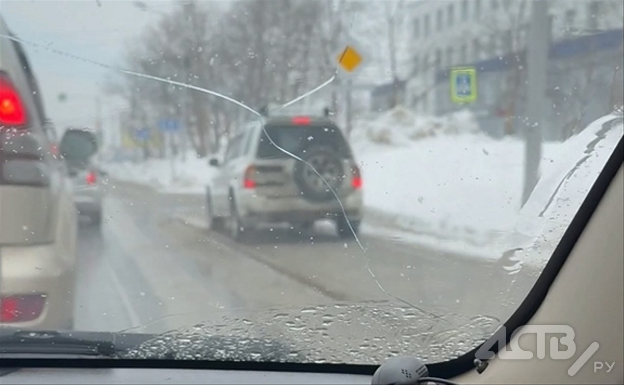 Автохам в Южно-Сахалинске преподал урок, как объехать пробку на ул. Украинской 
