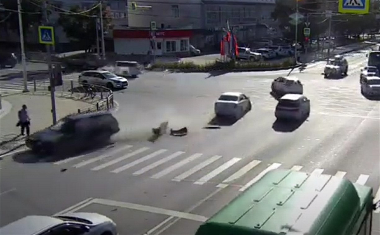 Чуть не отлетел в мужчину: два автомобиля столкнулись на перекрестке в Южно-Сахалинске 