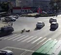 Чуть не отлетел в мужчину: два автомобиля столкнулись на перекрестке в Южно-Сахалинске 