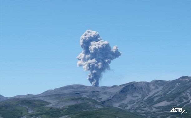 Специалисты призывают туристов не подходить к вулкану Эбеко на Парамушире