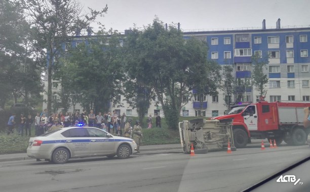 Хлеба и зрелищ: в Корсакове перевернутое авто собрало толпу зевак