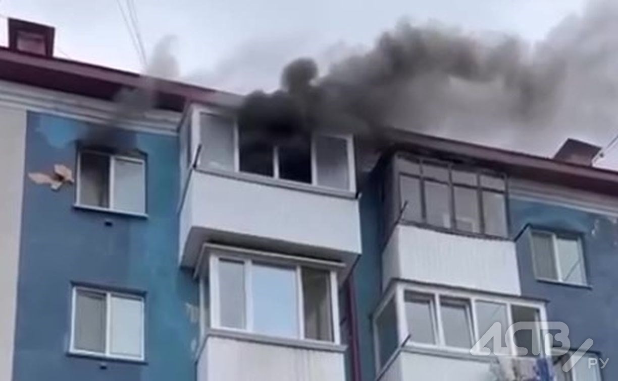 Очевидцы: мужчине потребовалась помощь медиков после пожара в многоэтажке в Южно-Сахалинске