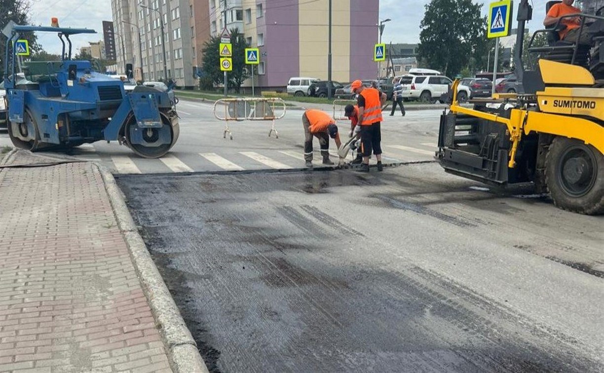 На ул. Физкультурной в Южно-Сахалинске приступили к укладке нового асфальта