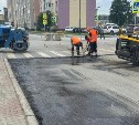 На ул. Физкультурной в Южно-Сахалинске приступили к укладке нового асфальта