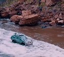Завораживает: сахалинец штурмовал море на внедорожнике под струями водопада