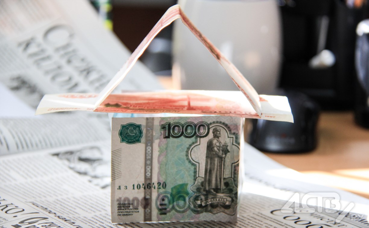 Сахалинцам напоминают о штрафах за курение в подъездах