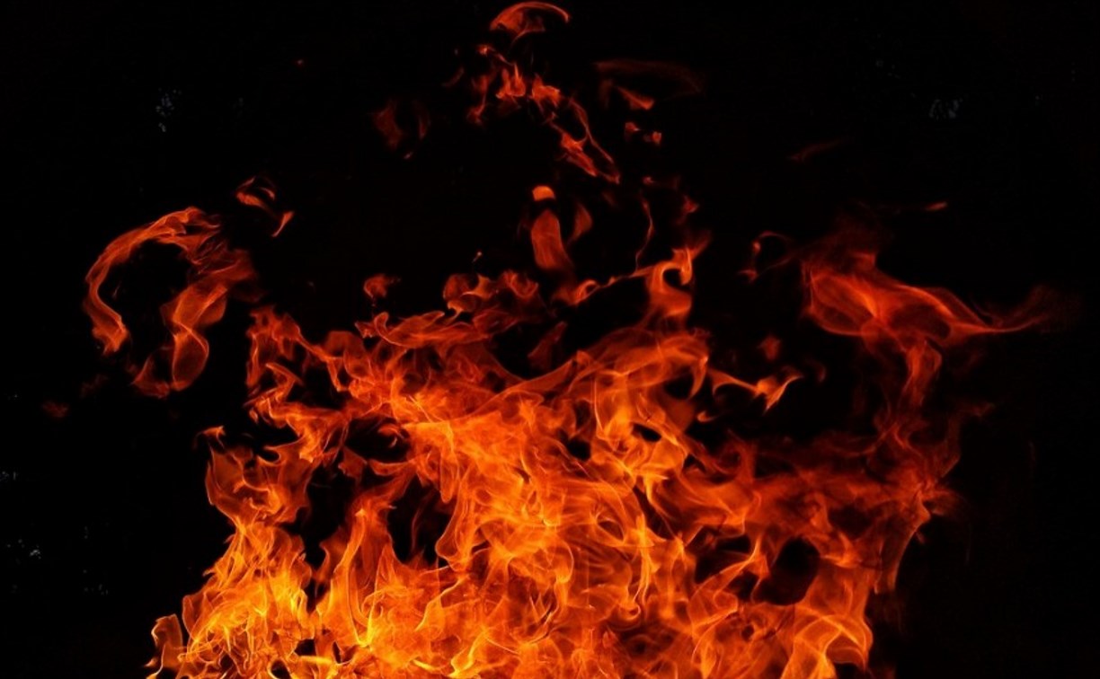 Пристройка загорелась рядом с дачным домом в Невельске