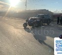 Мотоциклист-бесправник на незарегистрированной "Ямахе" столкнулся с внедорожником в Южно-Сахалинске 