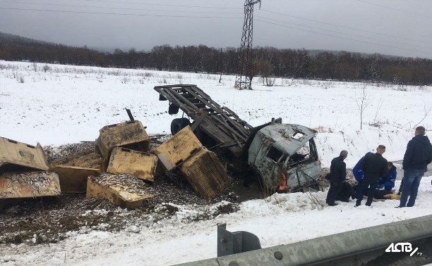 В перевернувшемся грузовике в Долинском районе пострадал мужчина