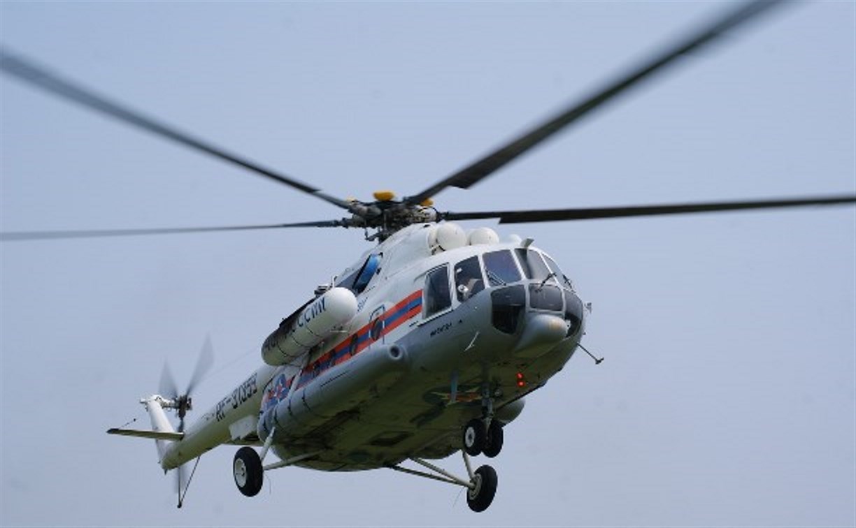На поиски пропавших в Макаровском районе рыбаков вылетел вертолёт