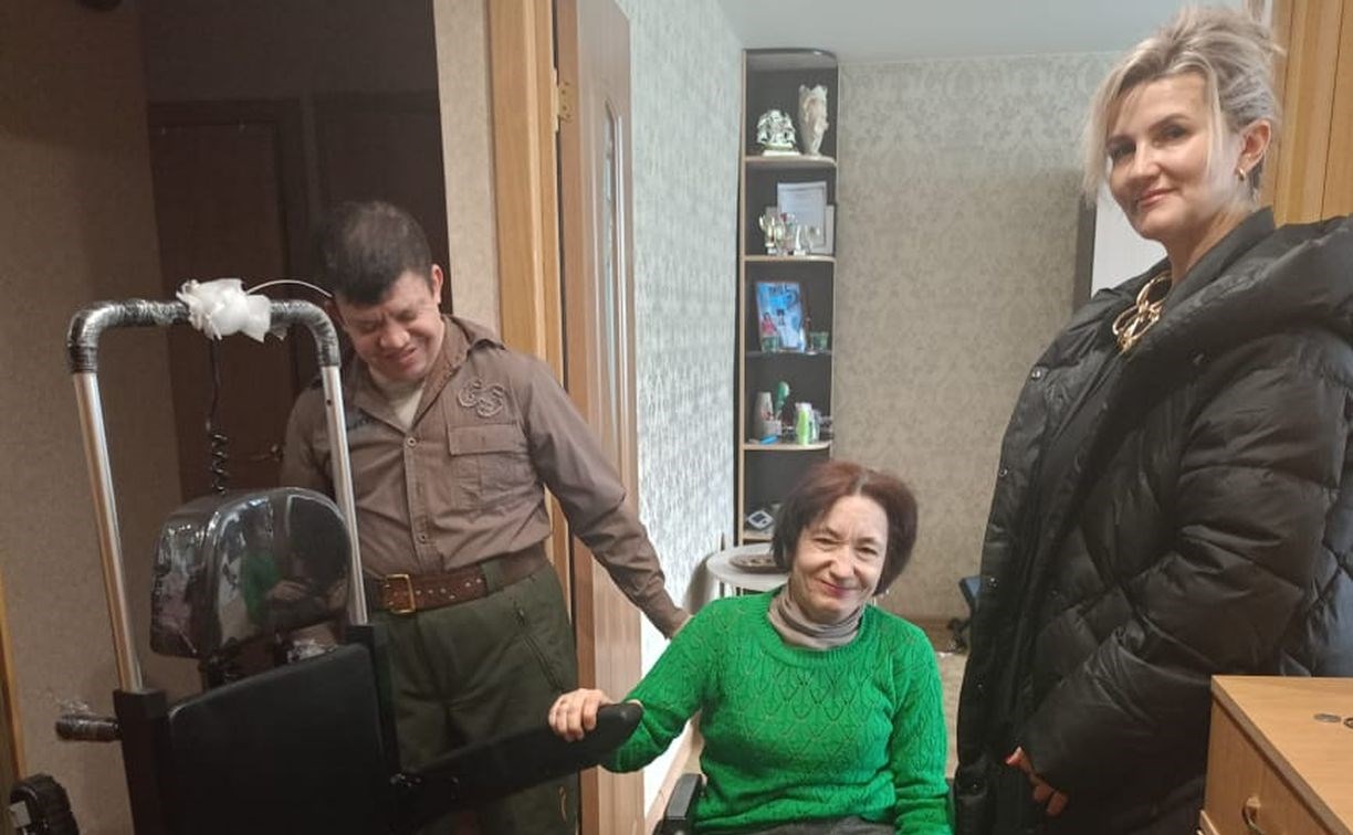 В домах жителей Анивы с ограниченными возможностями здоровья установили мобильные подъёмники