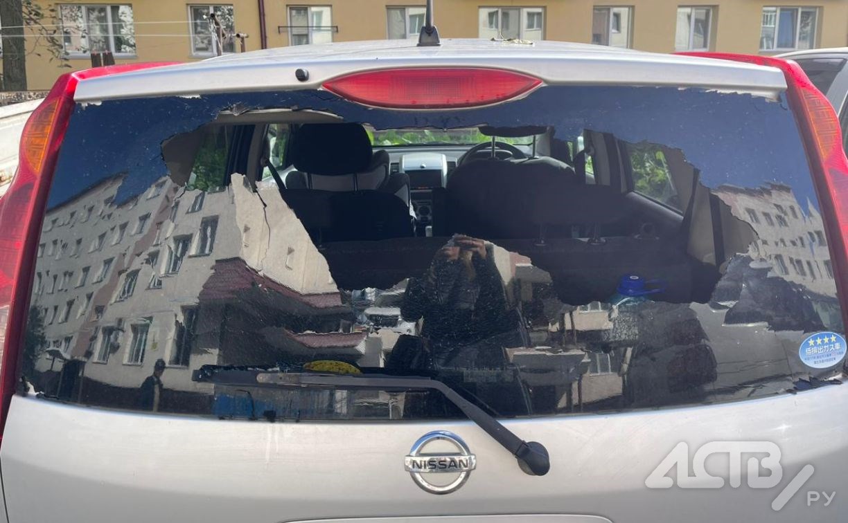 Неизвестные из рогатки выстрелили в окно автомобиля южносахалинки