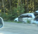 Две машины улетели в кювет на Корсаковской трассе 