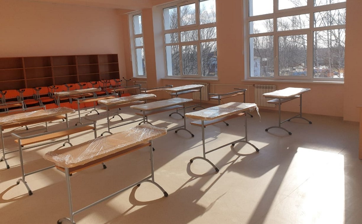 Новую школу в Смирных сдадут в эксплуатацию раньше срока