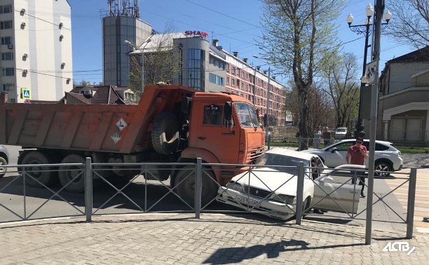 Грузовик протаранил легковушку в Южно-Сахалинске