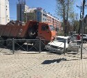 Грузовик протаранил легковушку в Южно-Сахалинске