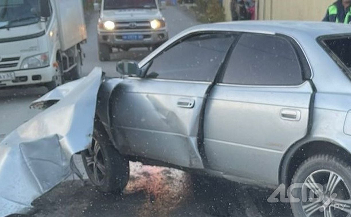 Автомобиль дважды врезался в забор в Южно-Сахалинске: легковушка разбита, пассажир в больнице