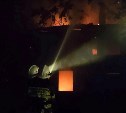 В Тымовском сгорела крыша расселенного дома