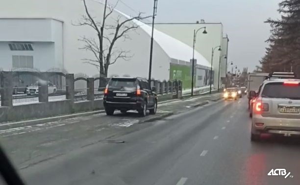 Сахалинец на Lexus объехал пробку по тротуару и разозлил водителей