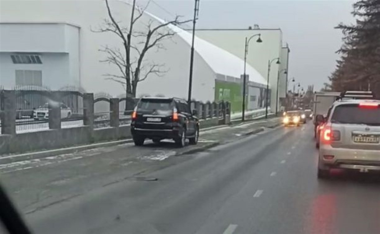 Сахалинец на Lexus объехал пробку по тротуару и разозлил водителей