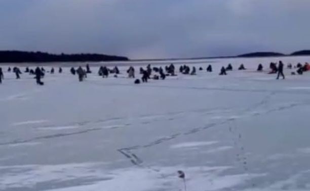 Сотни сахалинцев в субботу вышли за корюшкой на тонкий лед озера Буссе
