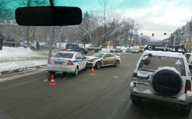 Лобовое столкновение полицейского автомобиля и легковой Тойоты произошло в центре Южно-Сахалинска Лобовое столкновение полицейского автомобиля и легковой Тойоты произошло в центре Южно-Сахалинска