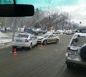 Лобовое столкновение полицейского автомобиля и легковой Тойоты произошло в центре Южно-Сахалинска