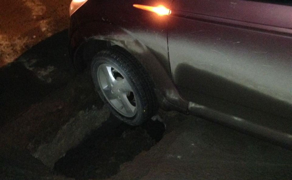 Автомобиль ушел колесом под землю на перекрестке в Аниве