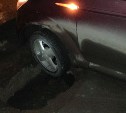 Автомобиль ушел колесом под землю на перекрестке в Аниве