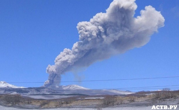 Вулкан Эбеко снова выбросил пепловое облако 