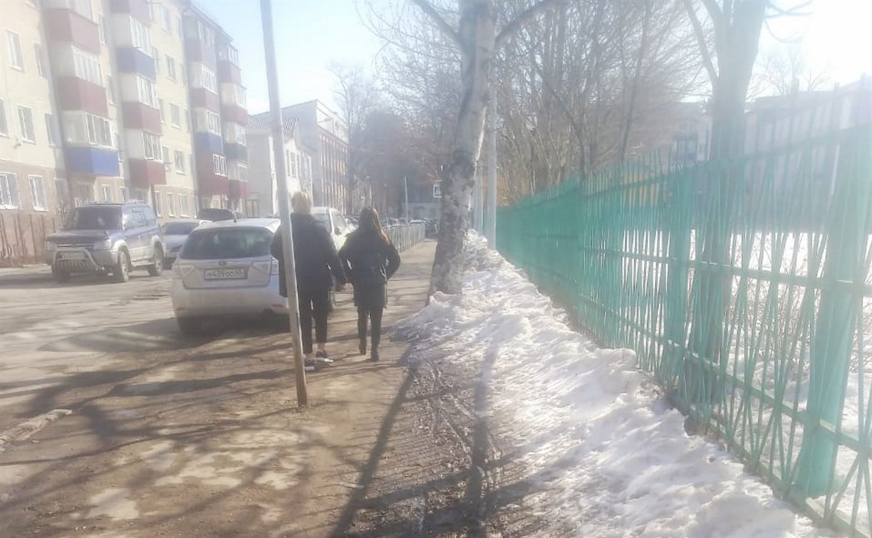 Асфальт обвалился на тротуаре возле школы №5 Южно-Сахалинска