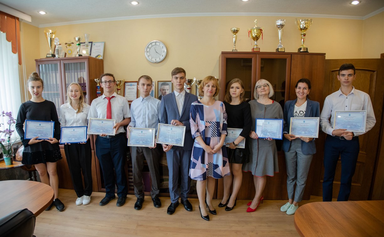 Семнадцать сахалинских выпускников школ получили стипендию мэра