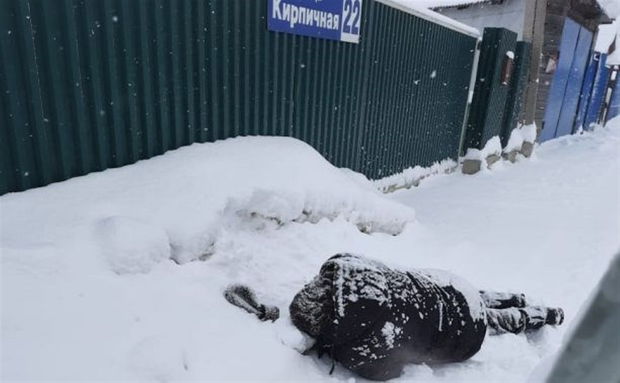 Южно-сахалинские водители не бросили в беде мужчину, упавшего ничком в снег