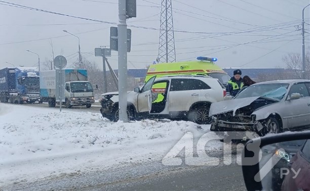 Два автомобиля вылетели с дороги в результате ДТП в Южно-Сахалинске