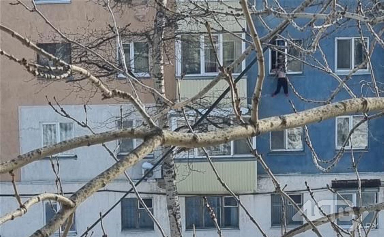 Девушка выпала из окна третьего этажа в Южно-Сахалинске