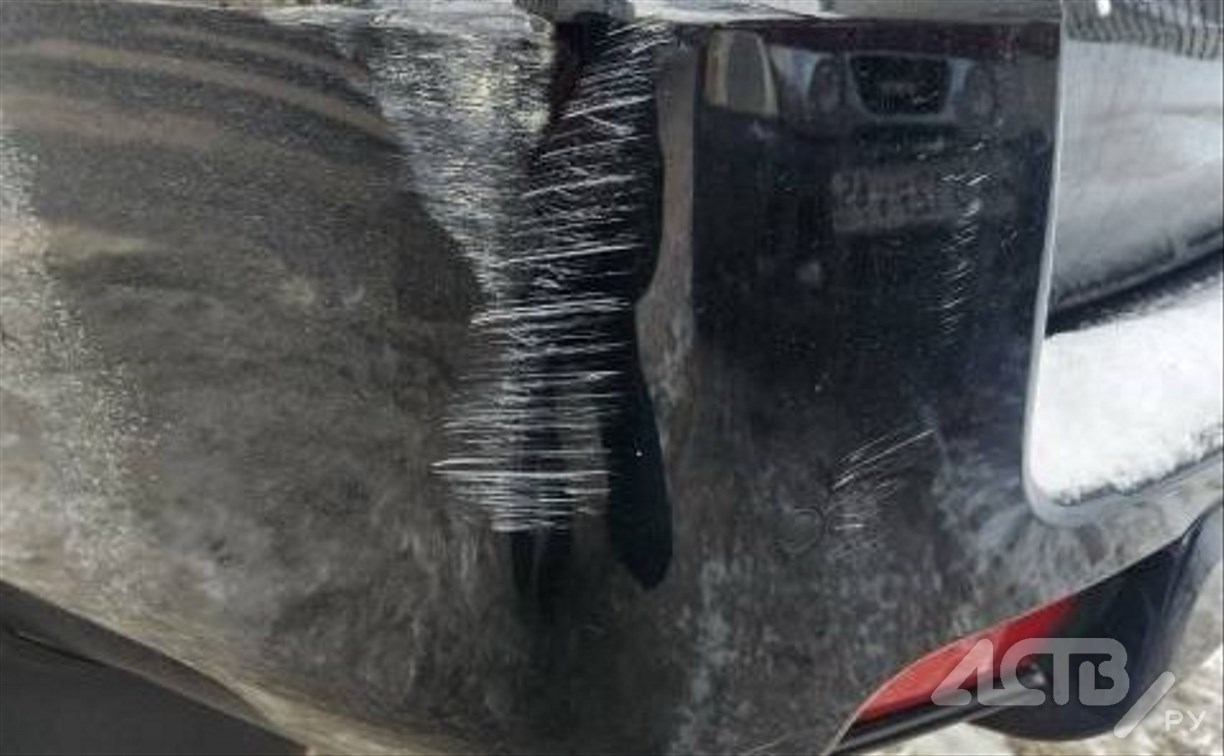 Неизвестный притёр внедорожник и скрылся с места ДТП в Южно-Сахалинске