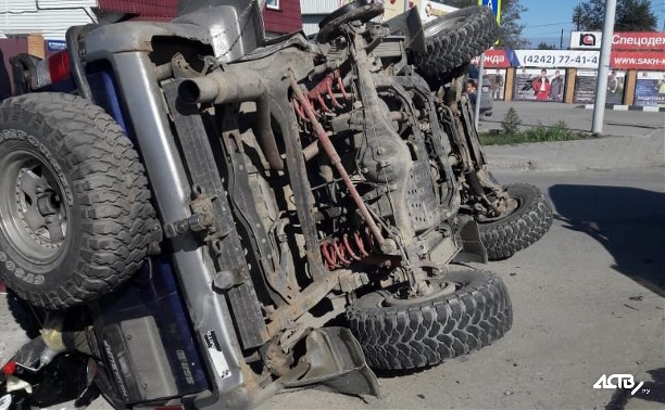 Toyota Hilux Surf опрокинулся при ДТП в Южно-Сахалинске