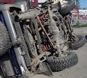 Toyota Hilux Surf опрокинулся при ДТП в Южно-Сахалинске