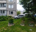 Очевидец: универсал врезался в стену дома в Южно-Сахалинске