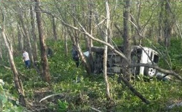 Машина упала в овраг в пригороде Южно-Сахалинска