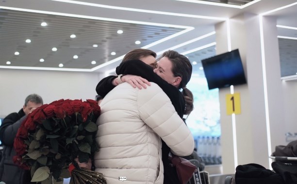 "Она сказала: "Да": парень сделал предложение своей девушке в аэровокзале Южно-Сахалинска