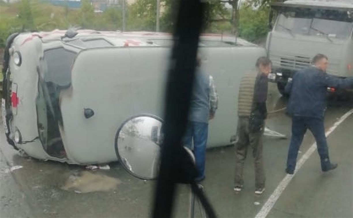 Иномарка протаранила и опрокинула машину медиков в Долинске
