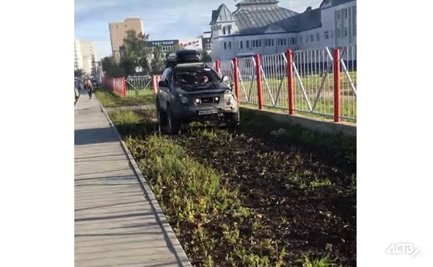 Автохама, гонявшего на джипе по пришкольному газону, не накажут Автохама, гонявшего на джипе по пришкольному газону, не накажут