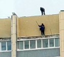 Дворники-высотники без страховки на крыше 9 этажа напугали жителей Южно-Сахалинска 