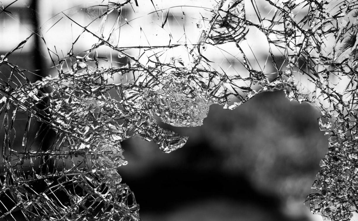 Пьяный бомж разбил стекло и вломился в чужой дом в Южно-Сахалинске