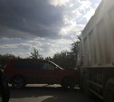 Внедорожник врезался в грузовик в Южно-Сахалинске